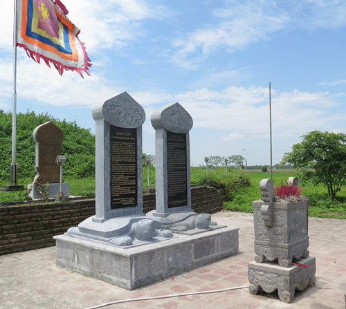 Ban Quản lý di tích đền Trần Thái Bình tùy tiện dựng bia, định danh lăng mộ các vị vua Trần - Ảnh: Hoàng Long