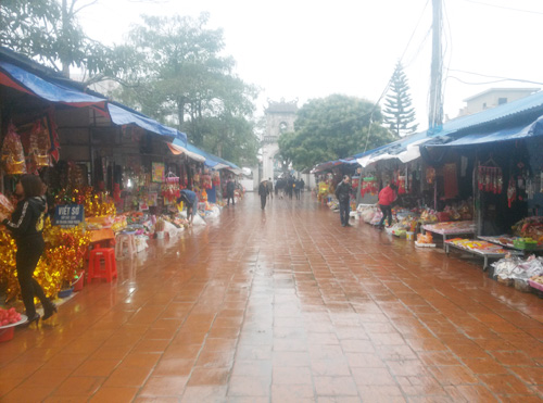 Sân đền Bảo Lộc biến thành khu chợ với hàng quán nhộn nhịp, sầm uất - Ảnh: Hoàng Long