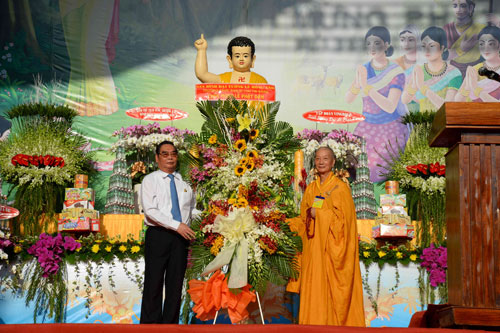 Thường trực Ban bí thư Lê Hồng Anh tặng hoa chúc mừng tăng ni, phật tử nhân dịp Đại lễ Phật đản