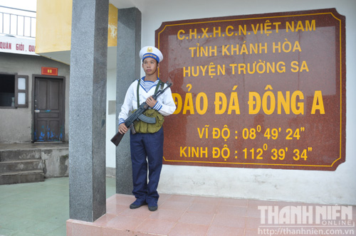 Chiến sĩ trực gác trên đảo chìm Đá Đông A - điểm gần nhất bãi Châu Viên - Ảnh: M.T.H