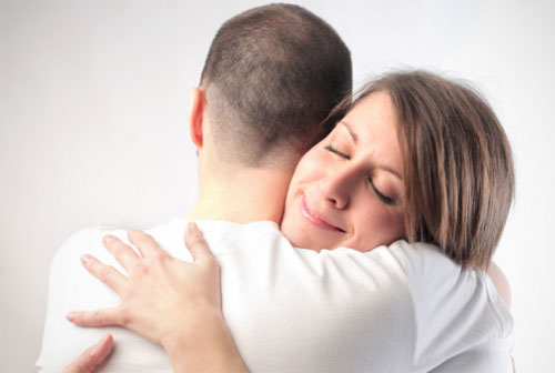 Chàng cần ôm ấp hơn ai khác - Ảnh: Shutterstock