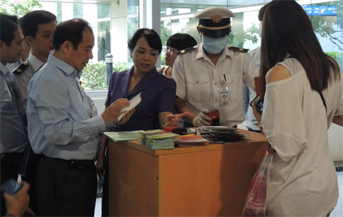 Bộ trưởng Nguyễn Thị Kim Tiến tại khu vực đo thân nhiệt và kiểm tra tờ khai y tế ở sân bay Tân Sơn Nhất