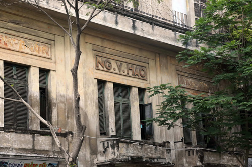 Phía trước và hai bên hông tòa nhà có dòng chữ NG.V.HAO - Ảnh: Độc Lập
