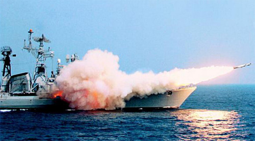 Tên lửa hành trình siêu thanh Brahmos được phóng từ tàu khu trục của Ấn Độ - Ảnh: BrahMos.com