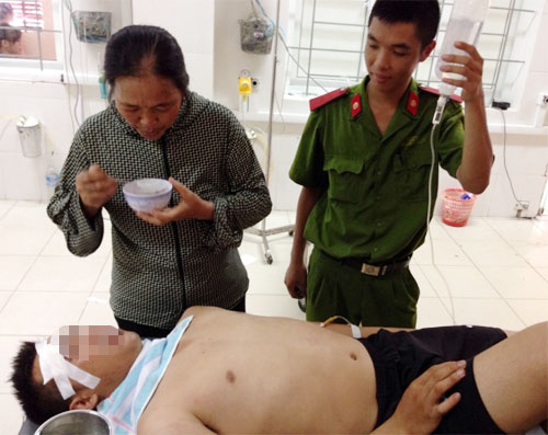 Trung úy Nguyễn Viết Tuấn đang được chăm sóc tại bệnh viện - Ảnh: Người thân nạn nhân cung cấp