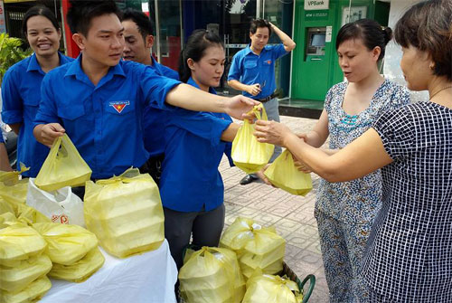 Tặng quà cho người nghèo