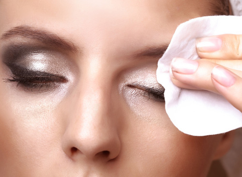 Tẩy trang thật kỹ trước khi ngủ nhằm ngăn ngừa mụn và nếp nhăn
