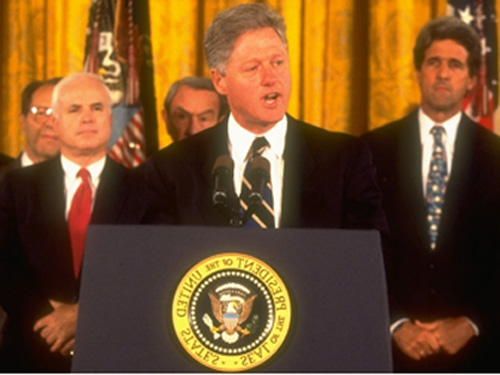 Các ông John Kerry (phải) và John McCain chứng kiến Tổng thống Bill Clinton thông báo bình thường hóa quan hệ với VN năm 1995 - Ảnh: Chụp từ clip