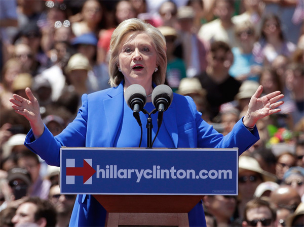 Bà Hillary Clinton phát biểu trước hàng ngàn người ủng hộ - Ảnh: Reuters
