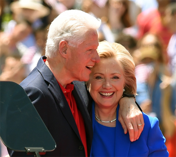 Vợ chồng cựu Tổng thống Mỹ Bill Clinton - Ảnh: AFP