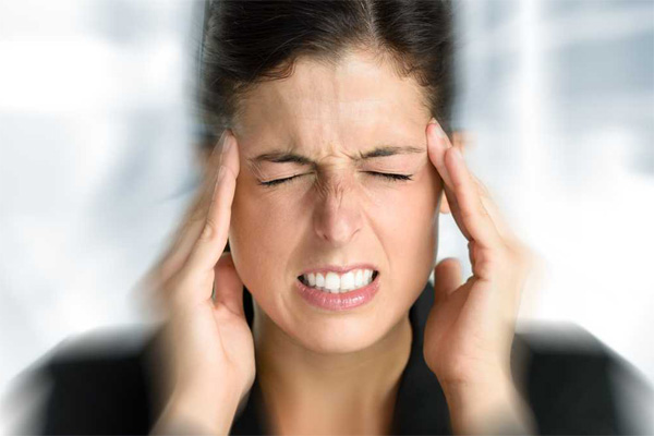 Đau đầu dữ dội kèm sốt, khó thở… cần đến bệnh viện ngay - Ảnh: Shutterstock