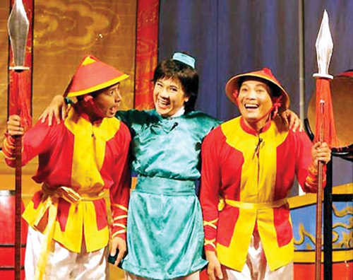 Nghệ sĩ Thành Lộc (giữa) chinh phục khán giả nhí với vai Trần Quốc Toản trong vở kịch lịch sử cùng tên của sân khấu IDECAF - Ảnh: H.K