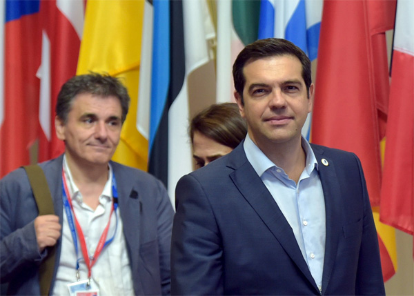 Sau thời gian đối đầu căng thẳng, Thủ tướng Hy Lạp Alexis Tsipras đã chấp nhận nhượng bộ - Ảnh: Reuters