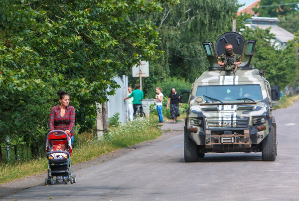 Lực lượng an ninh Ukraine tuần tra gần thị trấn Mukacheve, miền tây nước này  - Ảnh: AFP