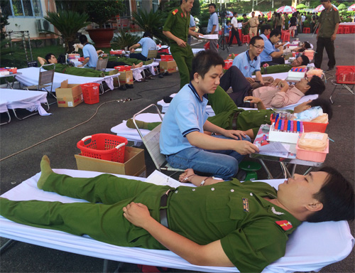 Hơn 450 cảnh sát Bình Dương hiến máu tình nguyện