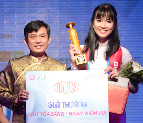 Ông Thái Tuấn Kiều - Phó tổng giám đốc Công ty cổ phần Tập đoàn Thái Tuấn, trao giải nhất cho Phương Anh