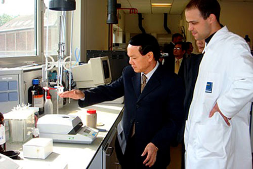 Kỹ sư Lê Thanh Thuấn kiểm tra chất lượng dầu cá tra tinh luyện tại phòng thí nghiệm của Tập đoàn Desimet (châu Âu) - Ảnh: Phạm Thu