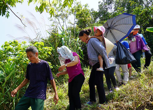 Ngư dân Nguyễn Văn Đức, 71 tuổi, người ở huyện Hải Hà, Quảng Ninh (trái) đang dẫn vợ con đi xem lễ thượng cờ