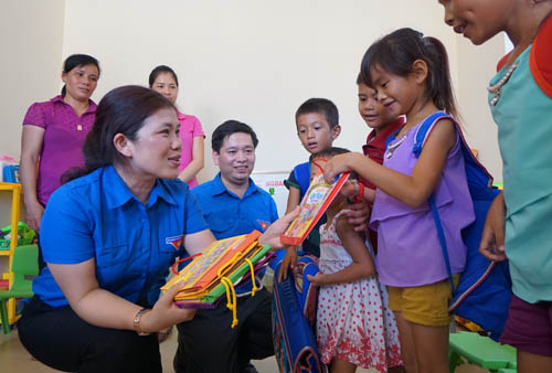 Chị Nguyễn Thị Thu Hà, Bí thư Tỉnh Đoàn Quảng Ninh và anh Nguyễn Long Hải, Bí thư TƯ Đoàn đi thăm, tặng quà Trường Mầm non đảo Trần sau buổi lễ