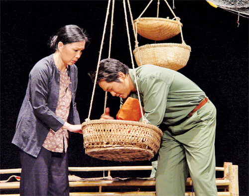 NSƯT Kim Xuân vai bà Hai, Minh Trí vai Dũng trong vở Cơn mê cuối cùng - Ảnh: H.K