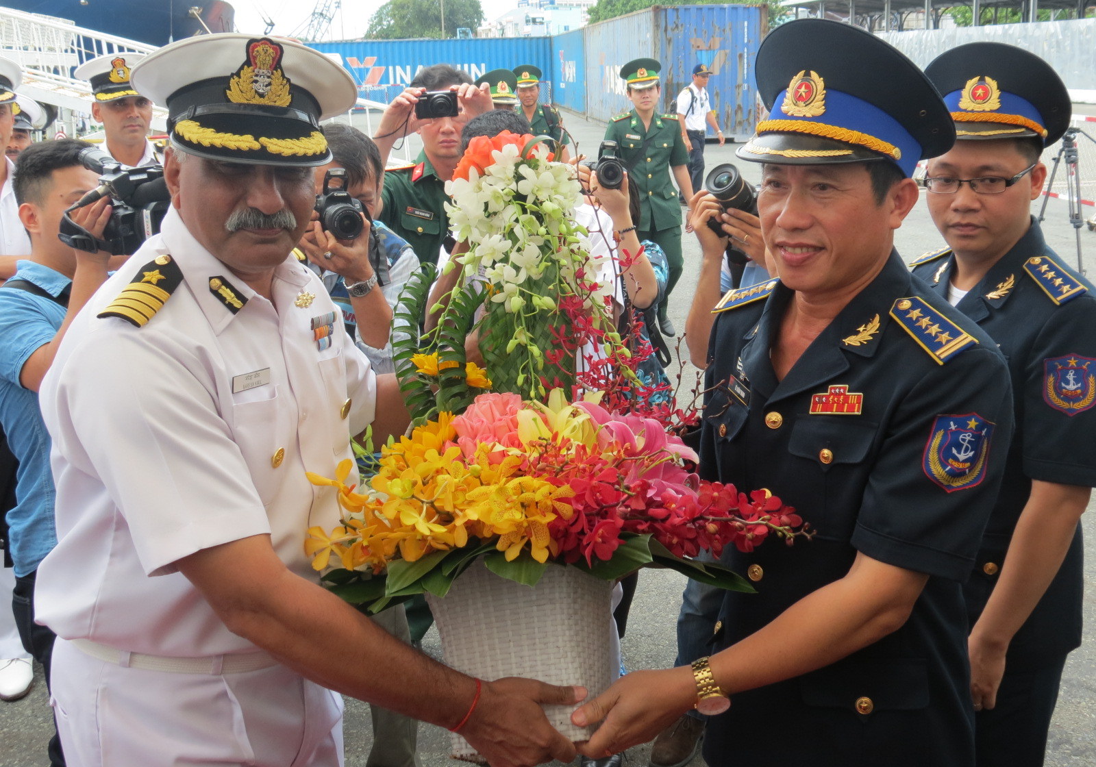 Tư lệnh Bộ Tư lệnh Vùng Cảnh sát biển 3 Đại tá Lê Xuân Thanh (phải) đón tiếp thuyền trưởng tàu Sarang Naresh Kaul ngay sau khi tàu cập cảng TP.HCM sáng 26.8 - Ảnh: Văn Khoa