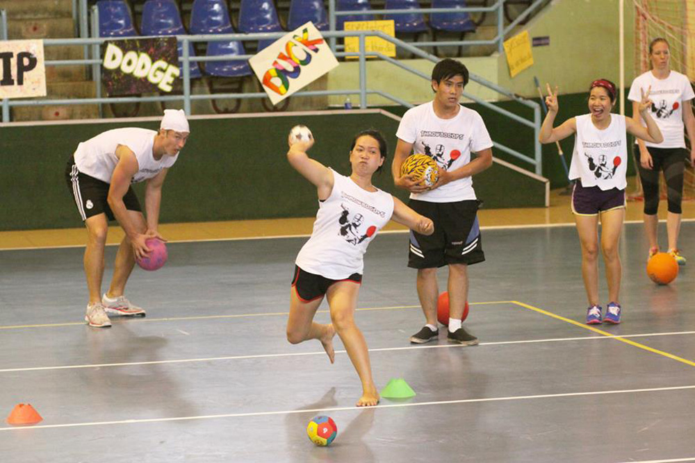 Bạn trẻ hào hứng với môn bóng né - Ảnh: Lê Thanh