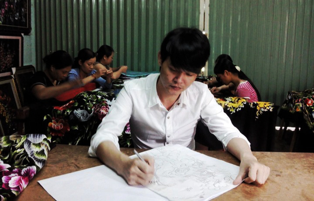 Dương Quốc Tùng trực tiếp thiết kế mẫu tranh