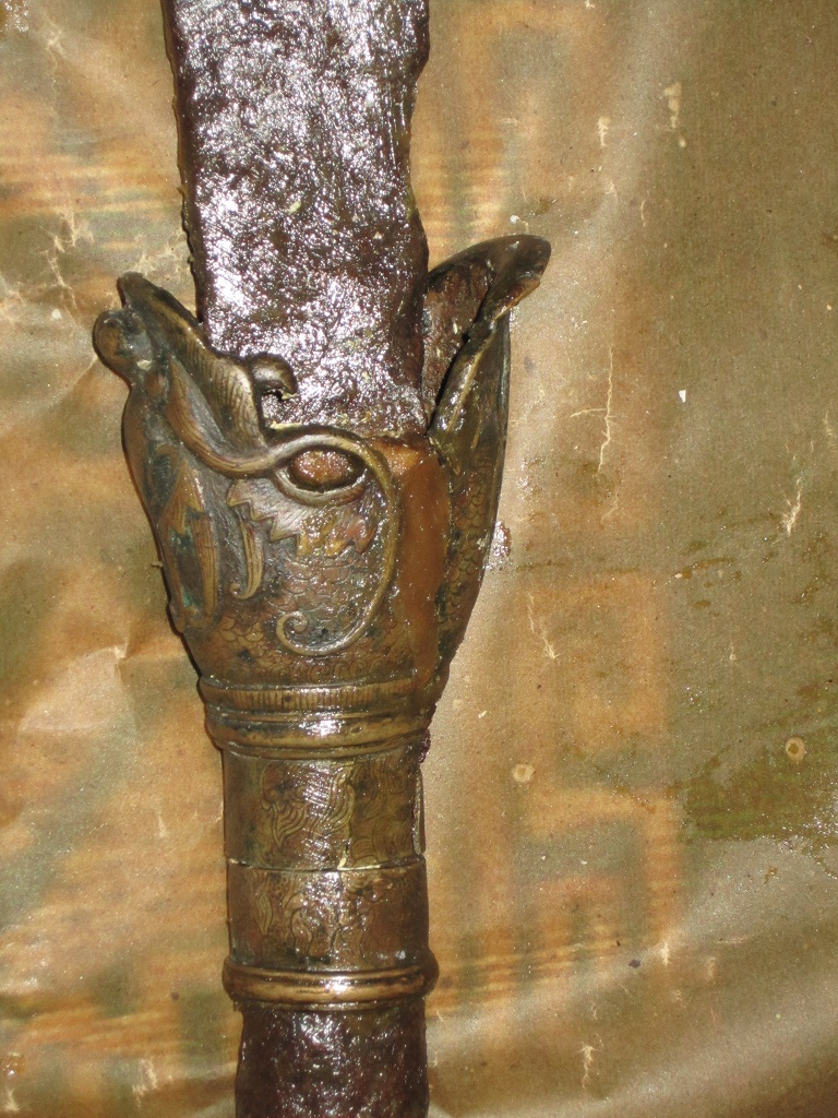 Hình đầu rồng bằng đồng thau nối cán với lưỡi đao còn khá nguyên vẹn - Ảnh: BQL khu tưởng niệm Vương triều Mạc cung cấp