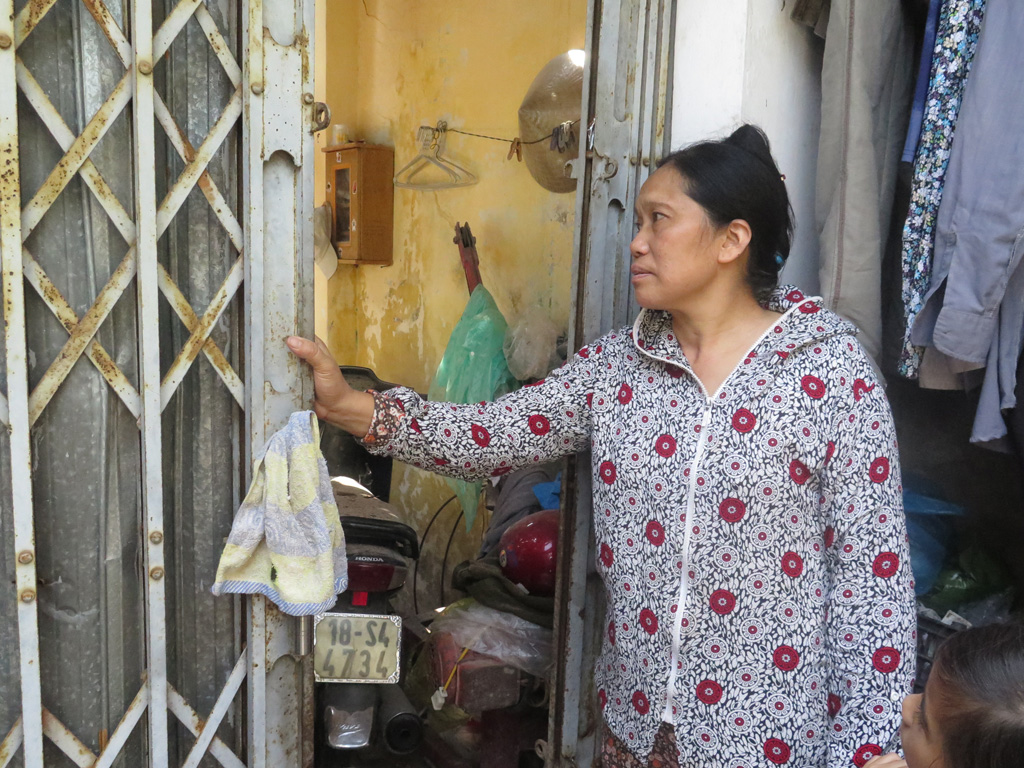  Bà Kim Thị Nhạn thẫn thờ trước ngôi nhà bị sập đổ của mình - Ảnh: Văn Đông