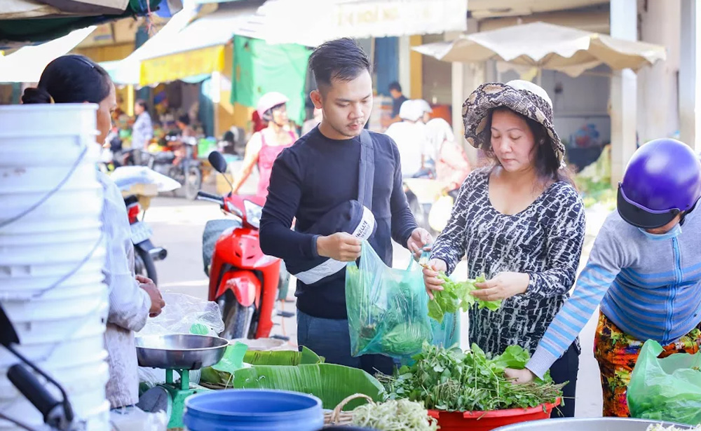 Đi chợ cùng mẹ