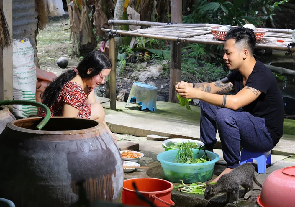 Phụ giúp mẹ nấu ăn
