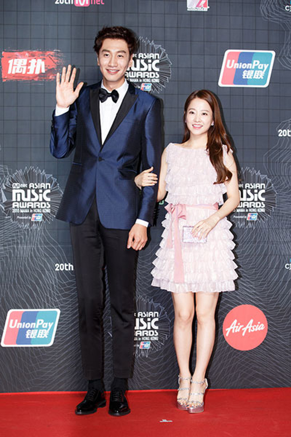 Chiều cao chênh lệch khiến cho cặp đôi Lee Kwang Soo và Park Bo Young trở nên vô cùng đáng yêu