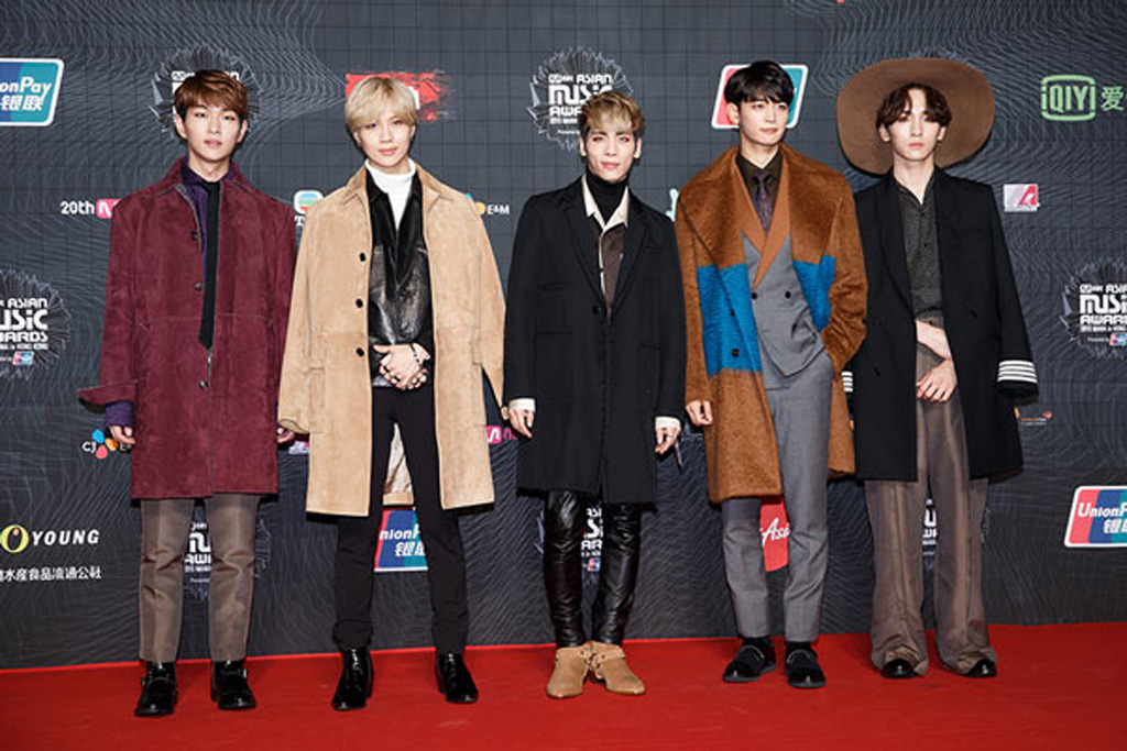 Năm thành viên của SHINee cũng đã có mặt đầy đủ