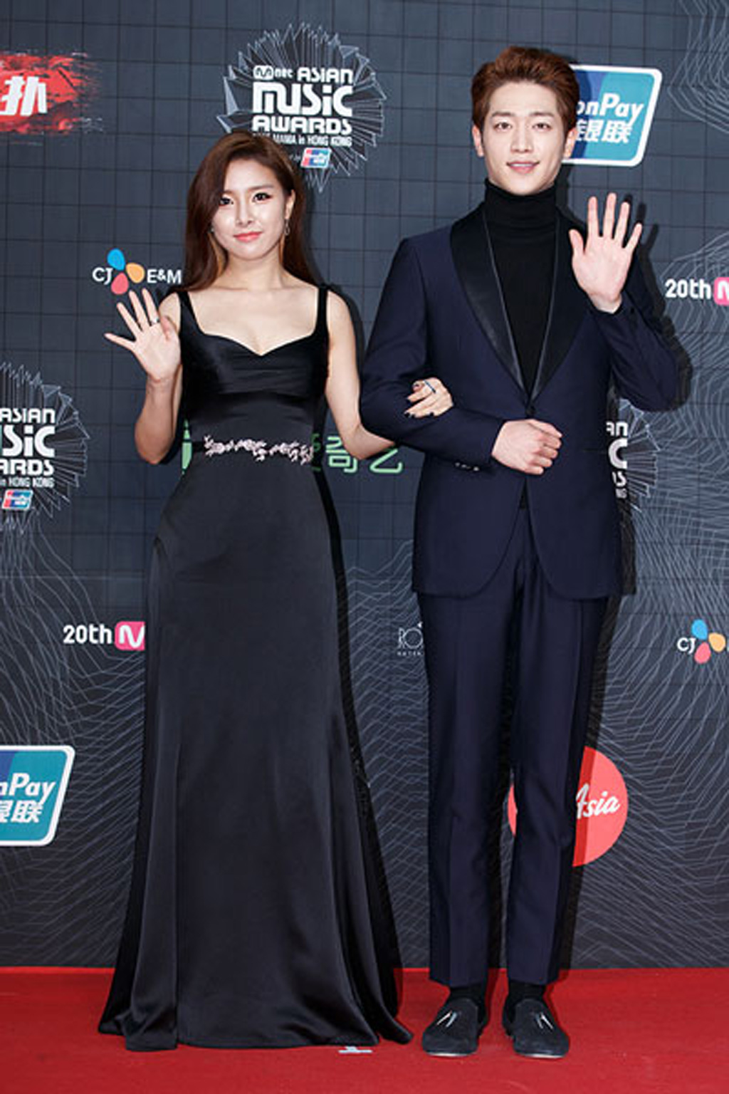 Nữ diễn viên Kim So Eun và tài tử Seo Kang Joon “tông xuyệt tông” với trang phục đen sang trọng