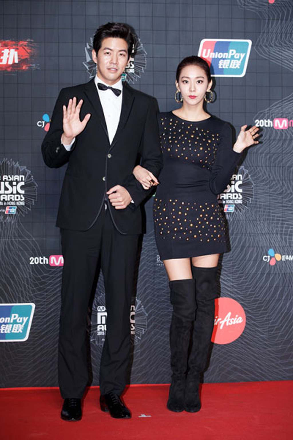 Nữ diễn viên UEE và nam diễn viên Lee Sang Yoon