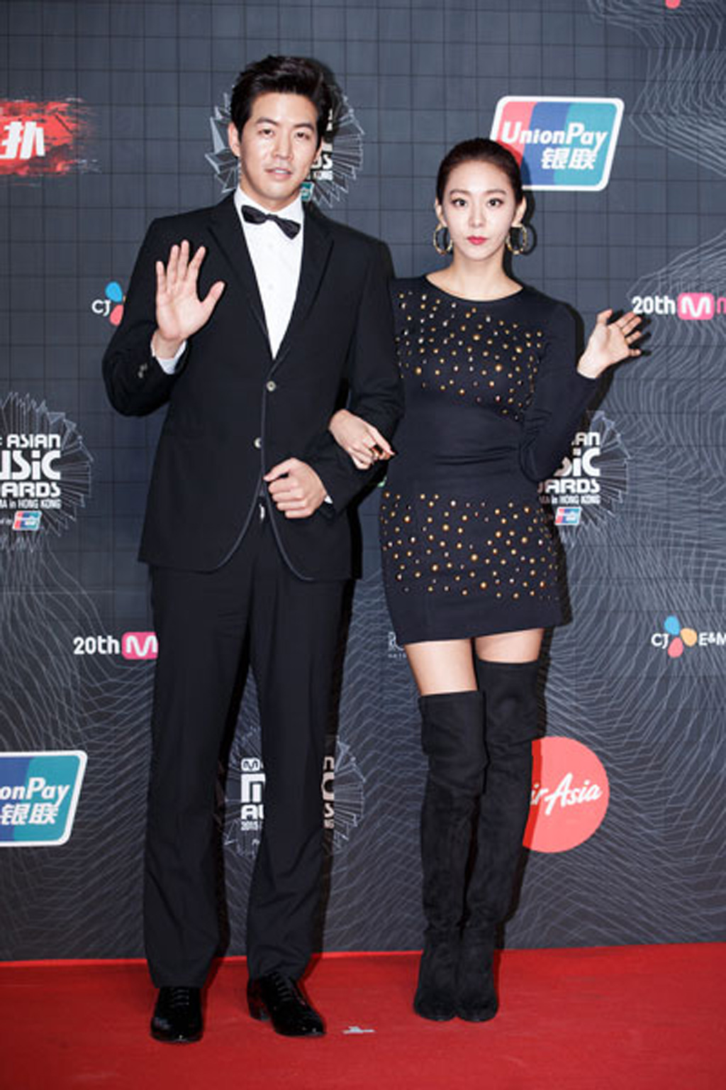 Nữ diễn viên UEE và nam diễn viên Lee Sang Yoon