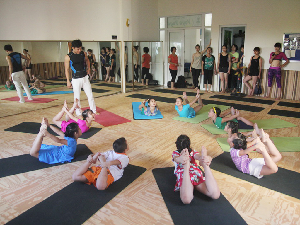 Yoga trẻ em là sự kết hợp giữa vui chơi và rèn luyện sức khỏe cho các bé. Hãy xem hình ảnh để cảm nhận sự vui tươi, tinh thần hào hứng và động lực của những em bé khi thực hiện các bài tập yoga.