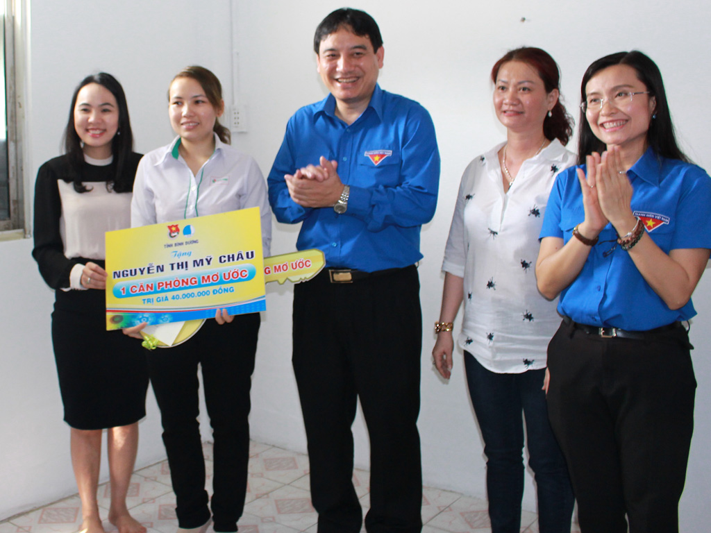 Bí thư thứ nhất T.Ư Đoàn Nguyễn Đắc Vinh trao chìa khóa Căn phòng mơ ước cho chị Nguyễn Thị Mỹ Châu - Ảnh: Lê Thanh
