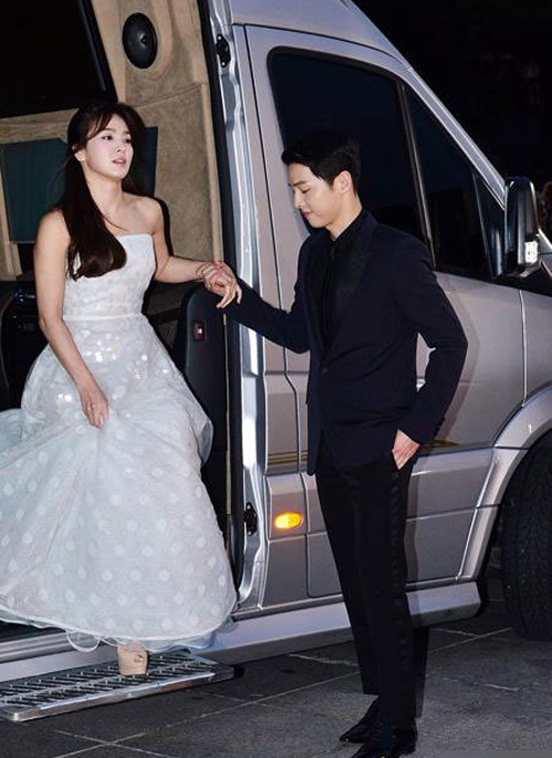 Song Joong Ki dìu Song Hye Kyo xuống xe