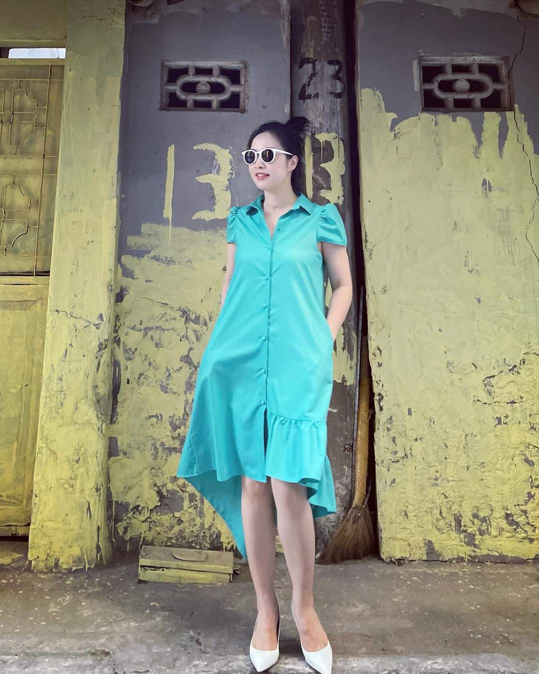 Những bộ váy lục bảo đắt xắt ra miếng của sao Việt