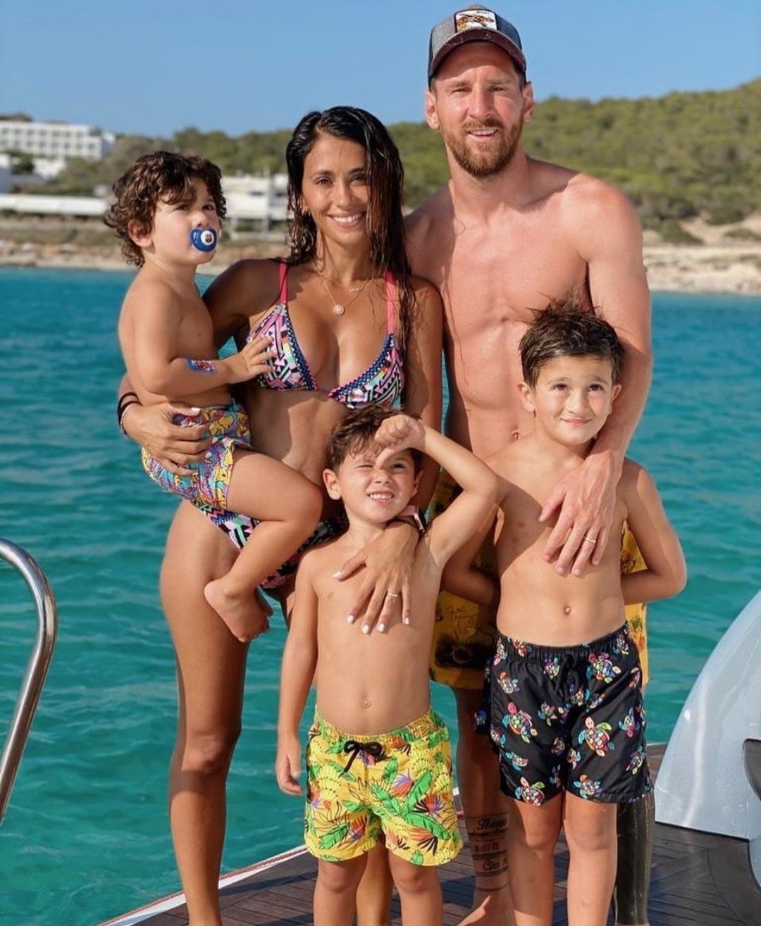 Xem ngay bức ảnh đáng yêu của vợ Lionel Messi, người phụ nữ giản dị nhưng đầy tình yêu với người chồng và gia đình của mình.