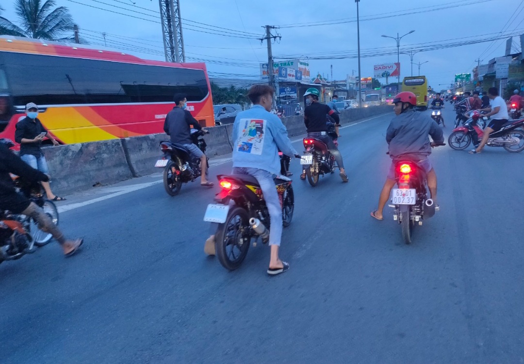 Chặn phương tiện, cảnh sát đuổi theo,... Quái xế trên đường QL1 như thể tiết chế của chính trị gia, dám thách thức mọi quy tắc và nguy hiểm. Bạn chưa biết thế nào là \