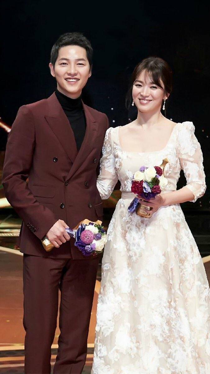 Cùng diện váy cưới Song Hye Kyo ưa truyền thống Han So Hee mới mẻ  Báo  Phụ Nữ Việt Nam