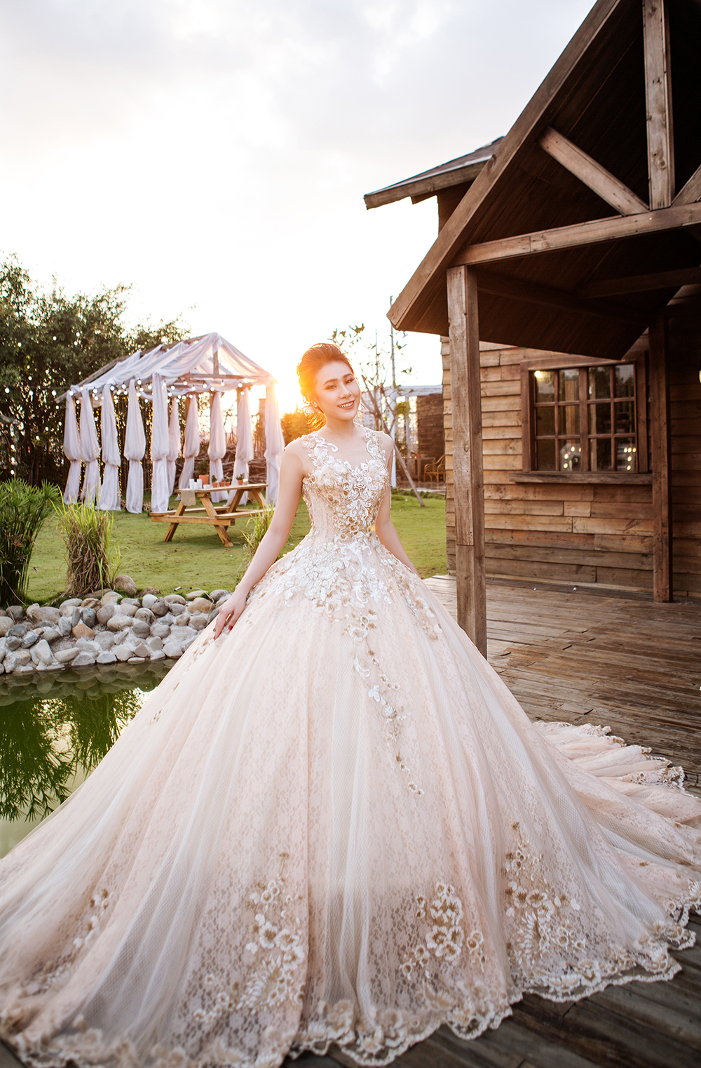 Hồ Bích Trâm 'cô đơn' trong bộ váy cưới