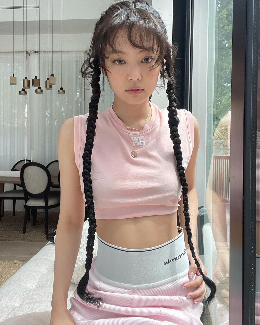 Jennie, BlackPink, tóc mới, cá tính: Jennie - cô nàng xinh đẹp và quyến rũ của BlackPink đã thay đổi kiểu tóc của mình và mang đến cá tính mới lạ. Cùng xem và khám phá những hình ảnh đặc biệt này, và đừng quên học hỏi thêm những bí quyết làm đẹp từ cô nàng này.