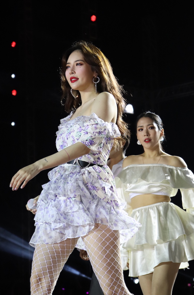 Nữ hoàng gợi cảm' HyunA trình diễn nóng bỏng trên sân khấu 