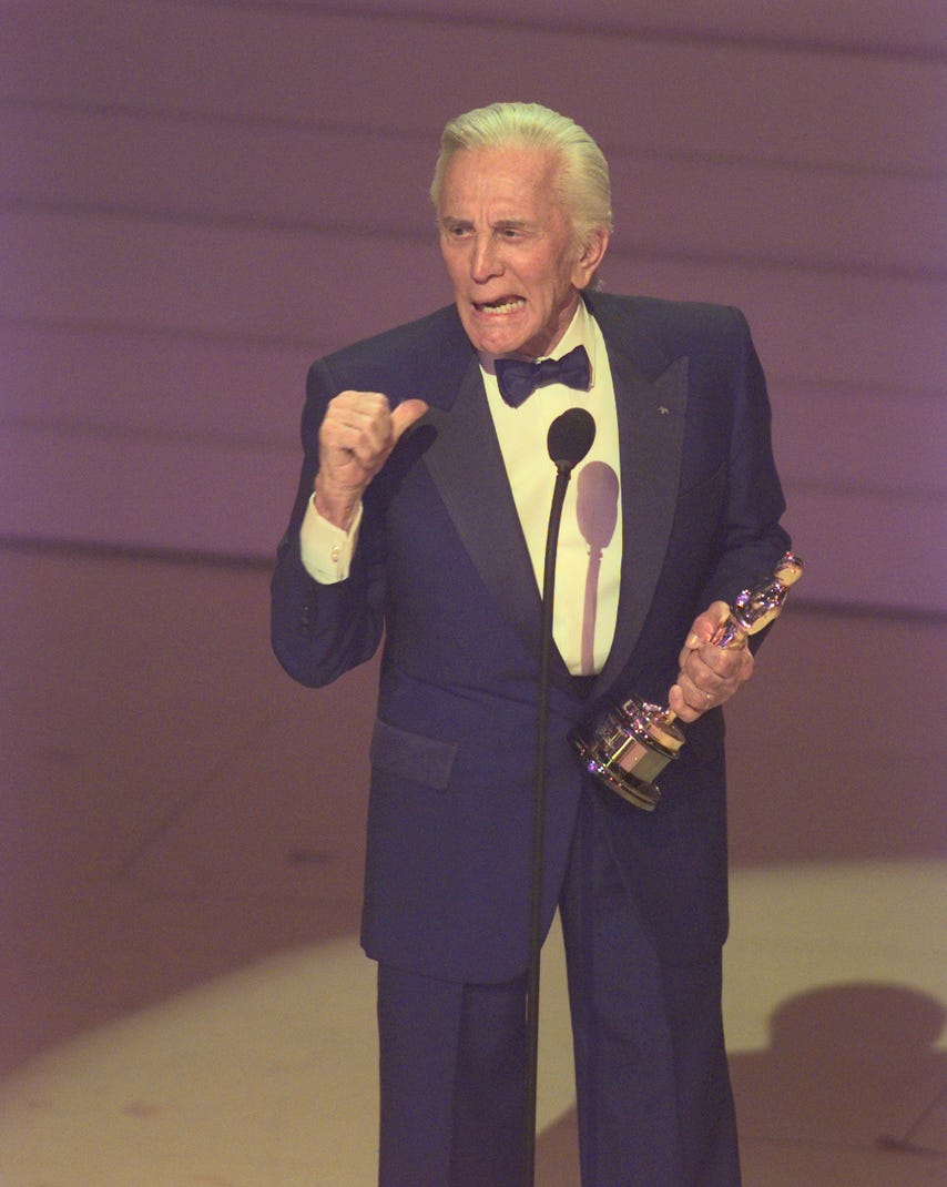 Những khoảnh khắc đáng nhớ của huyền thoại Kirk Douglas trên sân khấu Oscar(02)