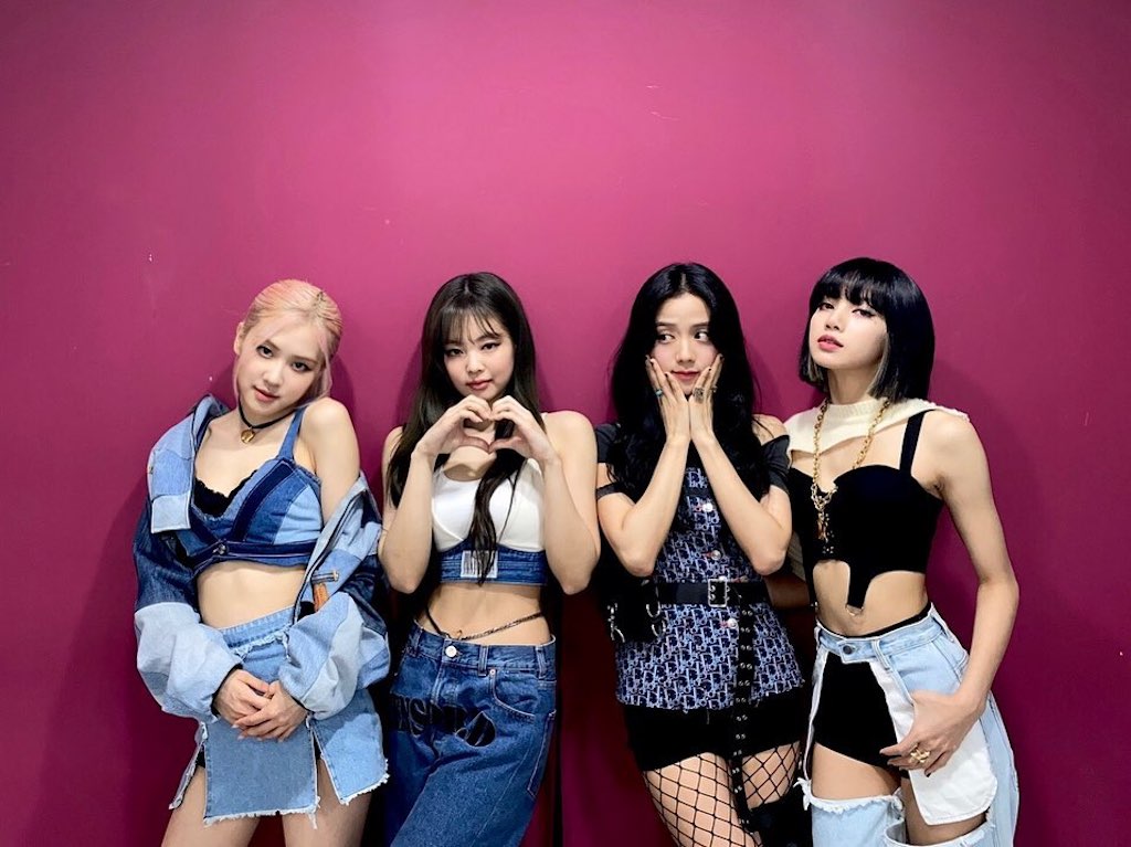 Concert Blackpink tại Việt Nam: Sắp tới đây, Blackpink sẽ có chuyến concert tại Việt Nam và bạn không thể bỏ qua điều này! Bạn sẽ được thưởng thức những màn trình diễn đặc sắc, vũ đạo tài tình và âm nhạc sôi động từ những cô gái của Blackpink. Đặt vé ngay hôm nay để có được một trải nghiệm nhớ đời!