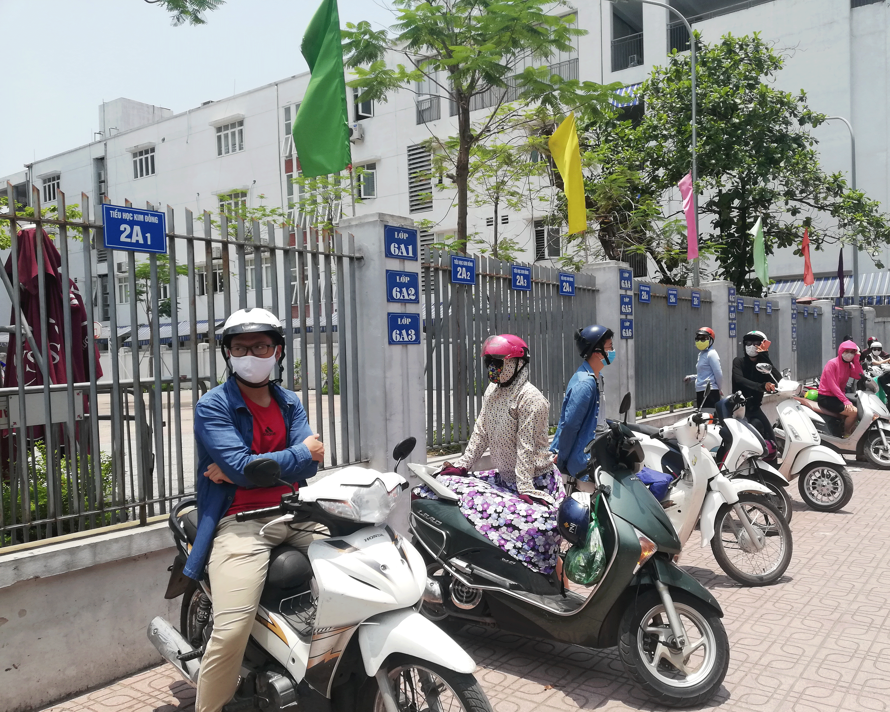 Hình ảnh đẹp của phụ huynh học sinh trường Long Hòa 1 trong lúc chờ đón con giờ tan trường buổi #64 Hình ảnh đẹp của phụ huynh học sinh trường Long Hòa 1 trong lúc chờ đón con giờ tan trường buổi