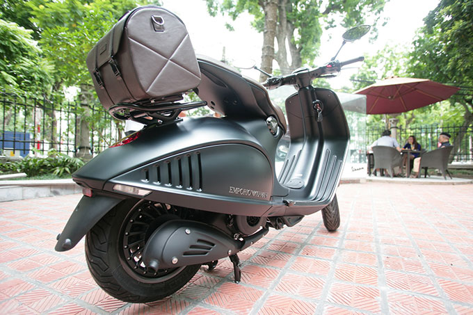 Vespa 946 Emporio Armani: Giá 'chát' người Việt vẫn 'khát'?